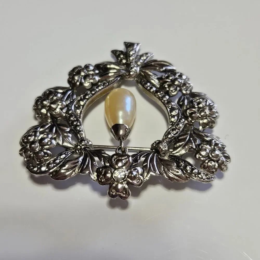 Avon Silver Tone Victorian Style Brooch Pin Floral Faux Pearl Vintage